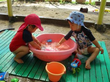 水を触る子ども達