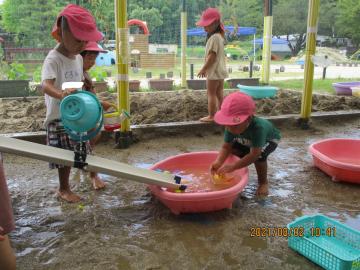 トイ流しをする子ども達