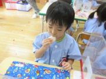 団子を食べる子ども