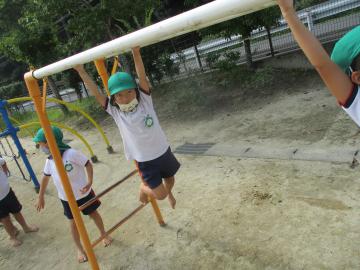 雲梯をする子ども