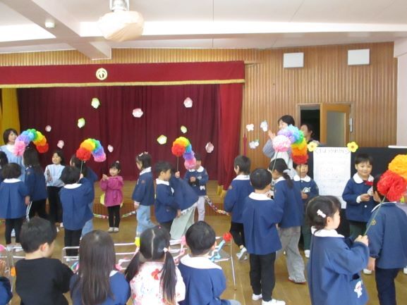 花のアーチで、卒園児を迎えます