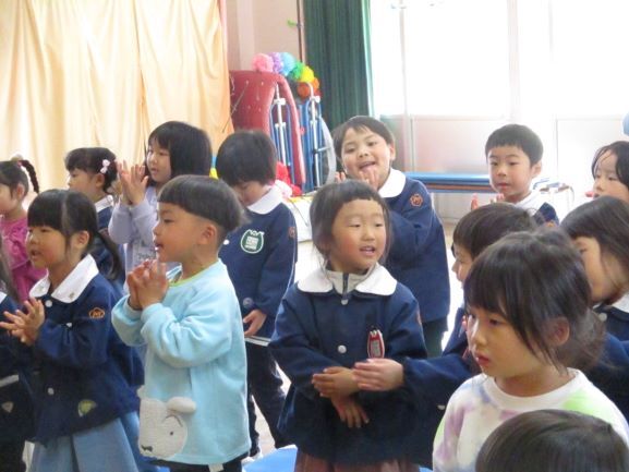 歌のプレゼントをする年少児