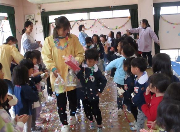 おめでとうと、紙吹雪でお祝いしてもらう年長児