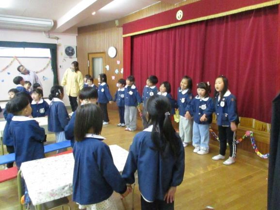 みんな友達の歌を歌う年長児