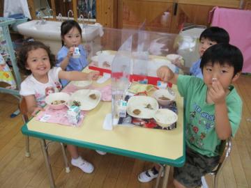 あかぐみ給食の様子