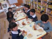 給食を食べる子ども達