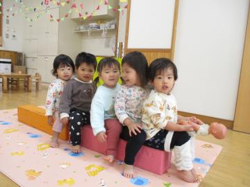 バスごっこをする子どもたち