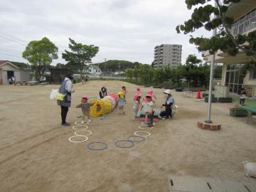 戸外で遊ぶこどもたち