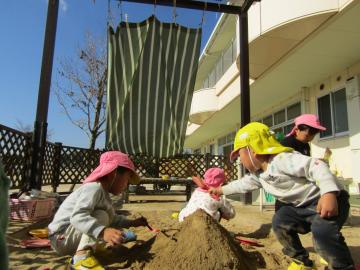 砂場で遊ぶこどもたち