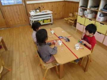 おやつを食べる子どもたち