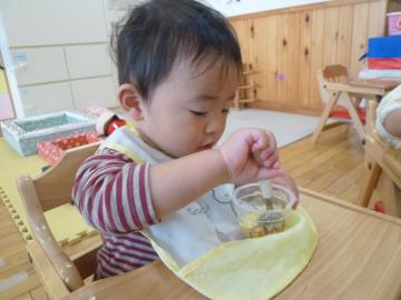 おやつを食べる子ども