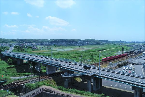 町の東西を結ぶオアシス大橋とのどかな田園風景