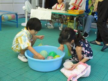 2人でヨーヨーをつっている
