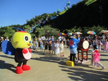 アグピーと一緒に盆踊りを踊ったり、太鼓をたたいたりしているところ