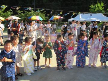 みんなで盆踊りを踊っているところ