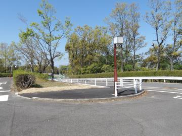 交流センター入口からみた遊歩道