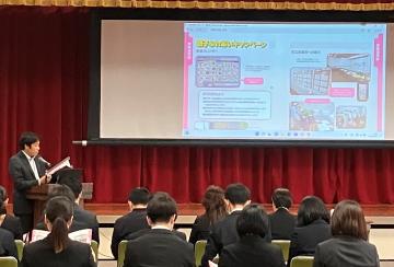 阿久比町役場庁舎と桜